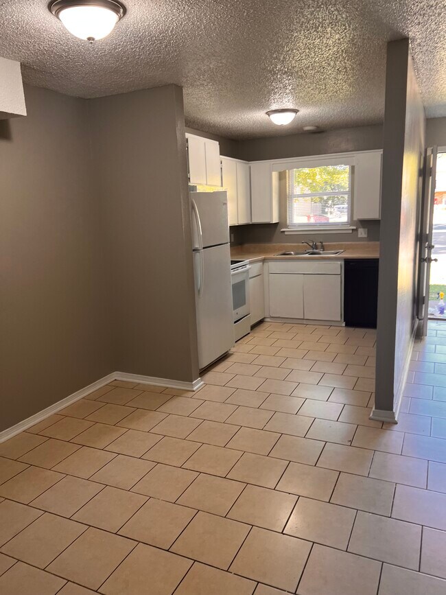 Building Photo - 688 N Betty Jo Dr