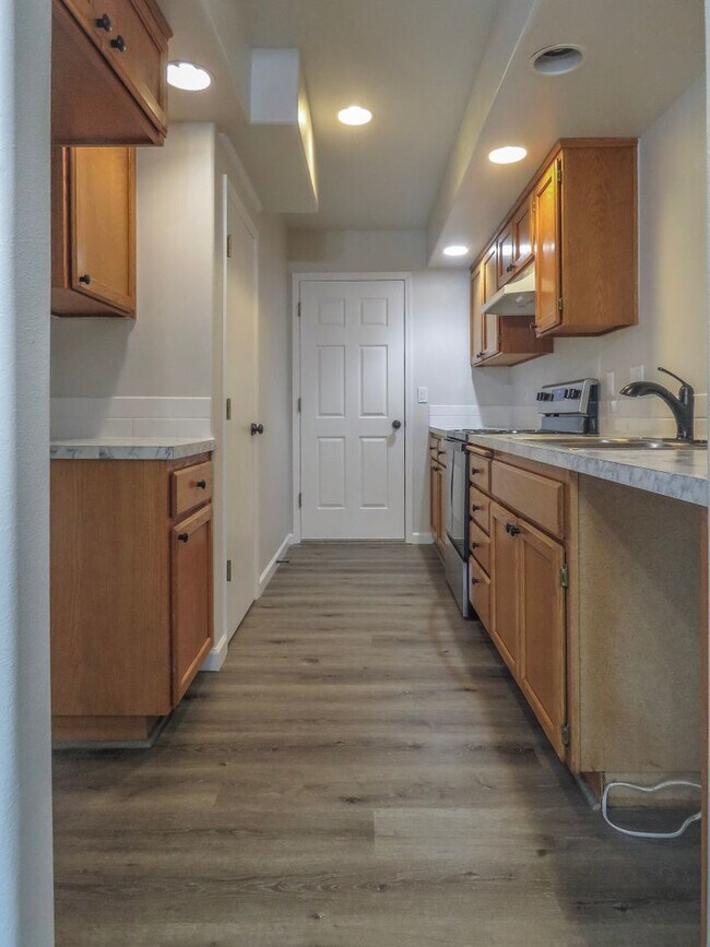 Building Photo - Updated Interior ! Spacious 2 Bedroom 2.5 Bath Town home close to Intel and Nike