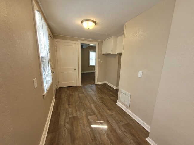 Building Photo - 2 bedroom, 1.5 bathroom home with detached...