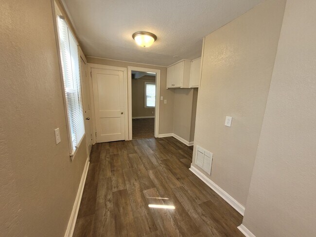 Building Photo - 2 bedroom, 1.5 bathroom home with detached garage!