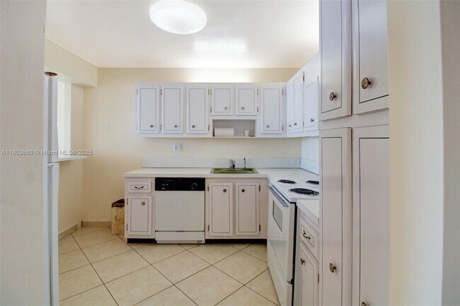 Building Photo - 18011 Biscayne Blvd