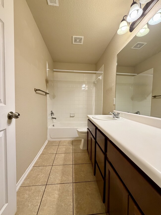 Building Photo - 419 Dolly Dr