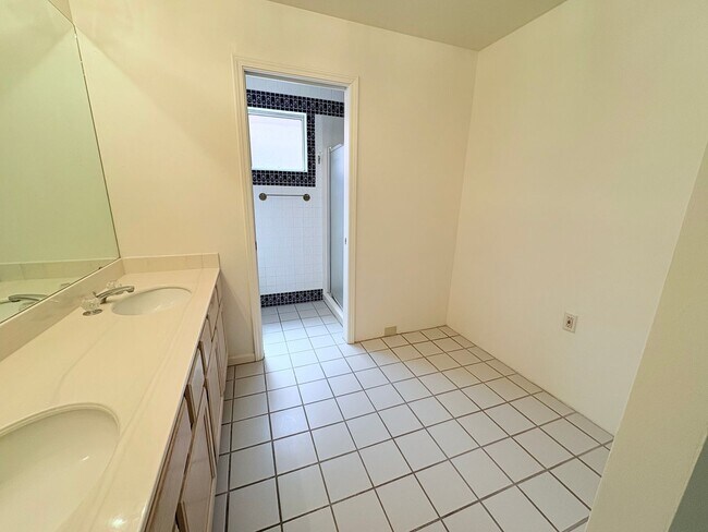 Building Photo - Spacious 2bd/2bath + Den home in gorgeous community (there's a lake!)