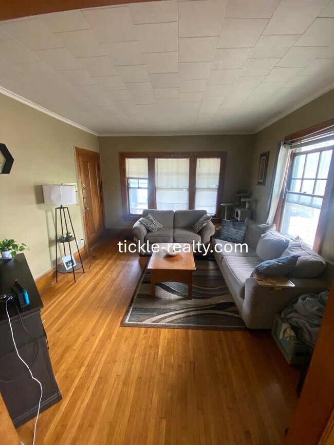 Building Photo - Large 2 Bedroom in Swillburg - Covered Porch