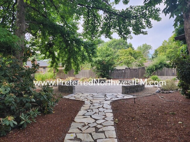 Building Photo - Beautiful 3 Bedroom Home off Garden Way