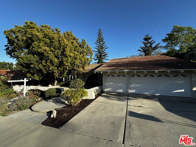 Building Photo - 26572 Academy Dr
