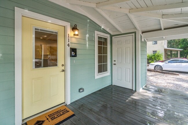 Building Photo - Live next to campus and all things Gainesv...