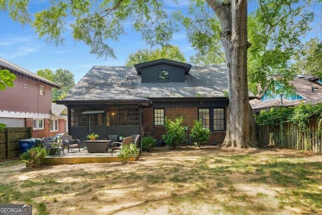 Building Photo - Renovated 2BR/1BA Attic Apartment with In-Unit Washer & Dryer – Prime Atlanta Location