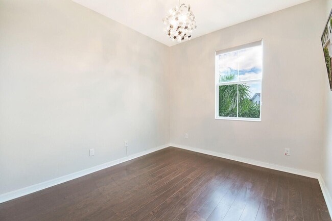 Building Photo - 1184 S Community Dr