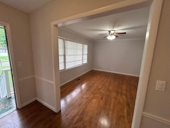 Building Photo - Brick home with 3BR, 1.5BA, garage, fenced in back yard.