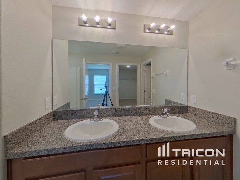 Building Photo - 9646 Sage Creek Dr