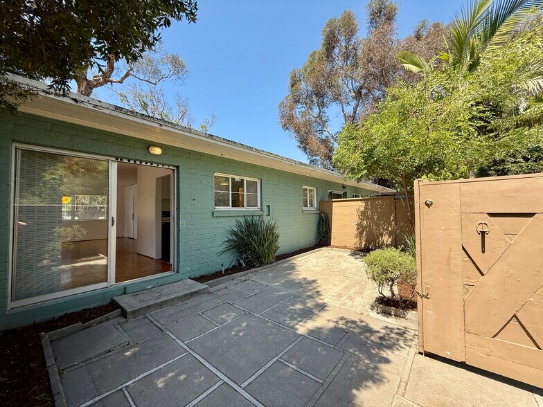 Building Photo - 5530 Village Grn