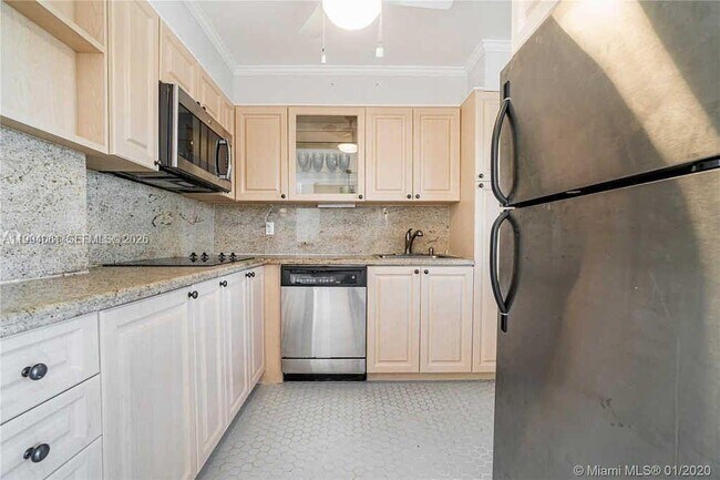 Building Photo - 220 Kings Point Dr