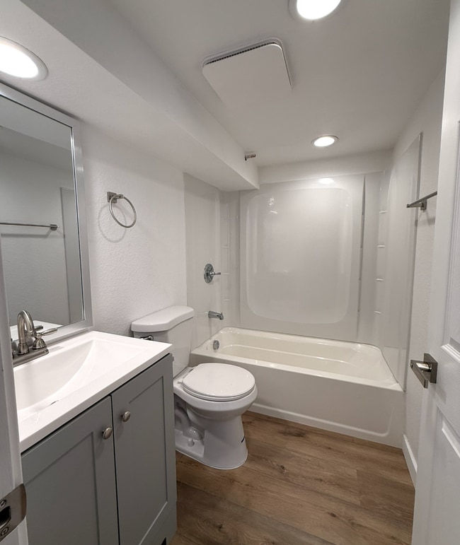 Building Photo - 2 weeks free!! 5080B E Warren Ave, Unit 52...