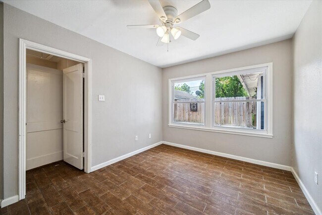 Building Photo - 1147 Du Barry Ln
