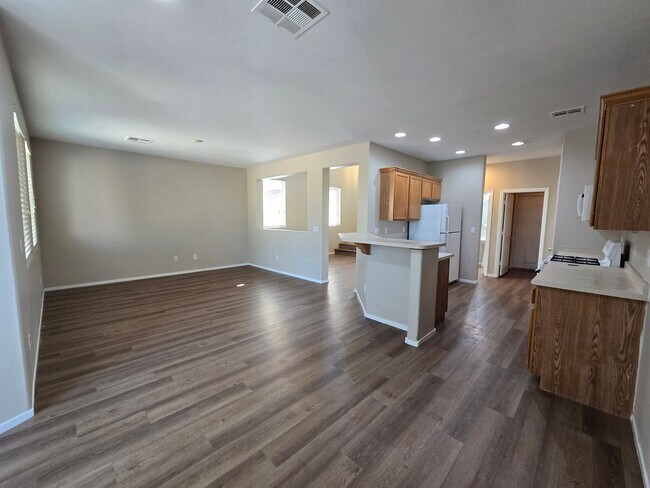 Building Photo - Terrific 3 bed + Loft 2 Car Need Space? Th...