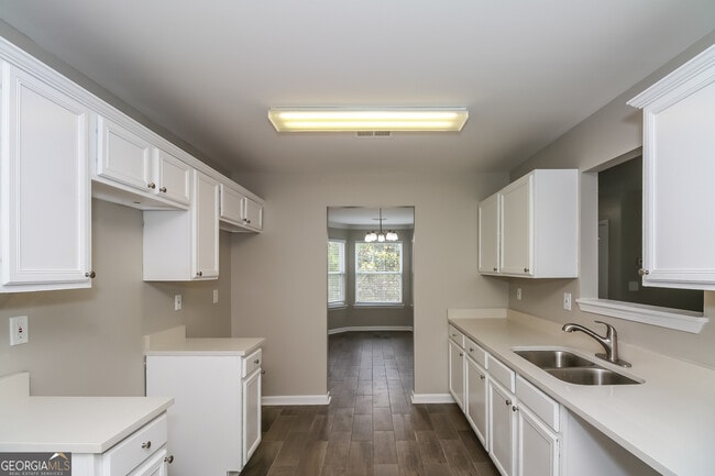 Building Photo - 10950 Southwood Dr