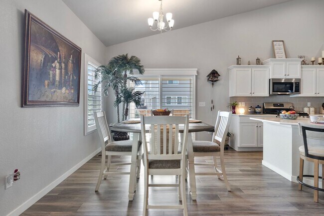 Building Photo - Gorgeous 5 Bed 3 Bath Home in North Loveland!