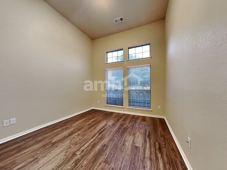 Building Photo - 1031 Hollow Creek Dr