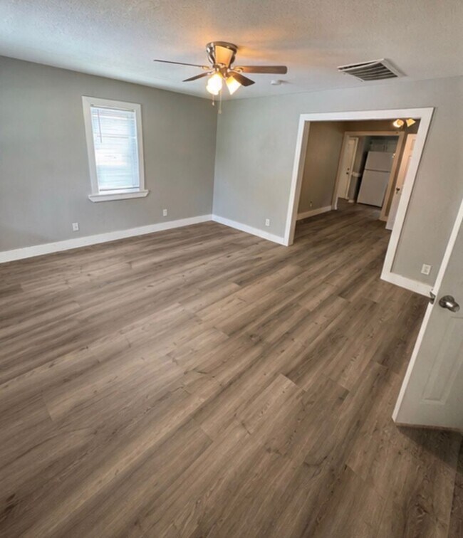 Building Photo - Adorable 3 Bedroom/1.5 Bathroom House