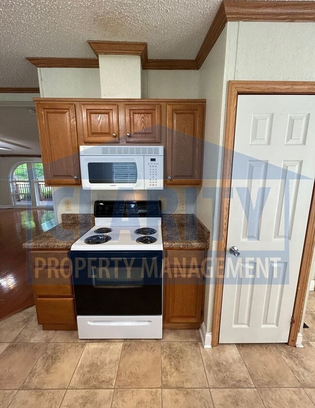 Building Photo - Three bedroom, single level home in Old Fo...