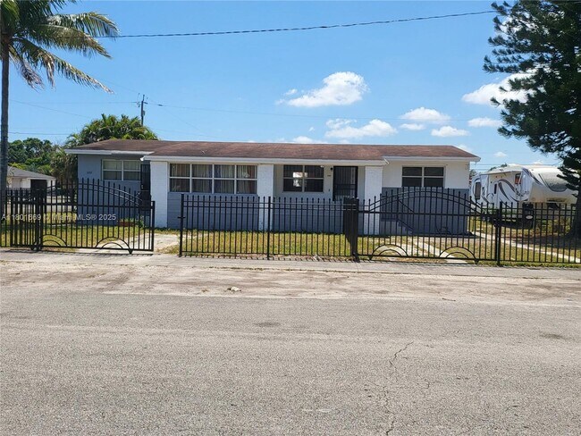 Building Photo - 1102 NW 100th Terrace
