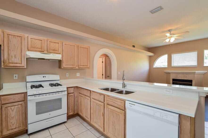 Building Photo - 1604 Silhouette Dr