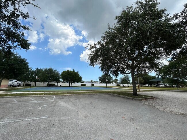 Building Photo - 6140 SW 41st Ct