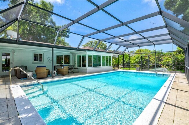 Building Photo - 2587 Ringling Blvd
