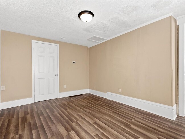 Building Photo - One Bedroom One Bath Unit Available for Immediate Occupancy