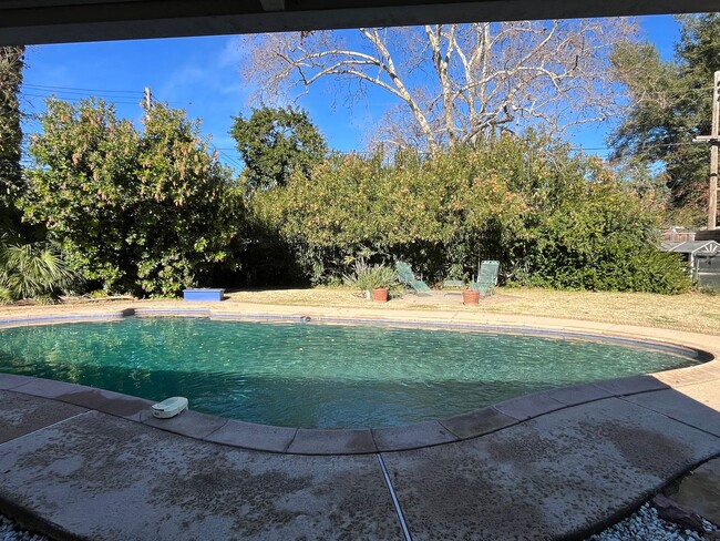 Building Photo - Sacramento property with pool & landscaper...