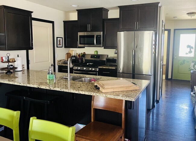 Kitchen - 718 Violet Ln