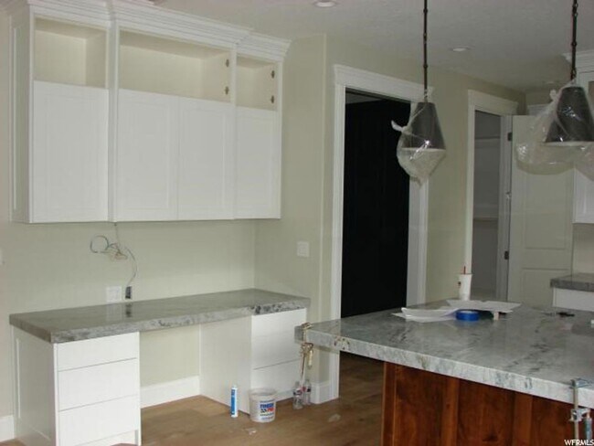 Building Photo - Upmarket Townhouse in Sought After Holladay City