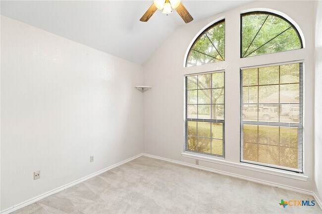 Building Photo - 1502 Oak Knoll Ln