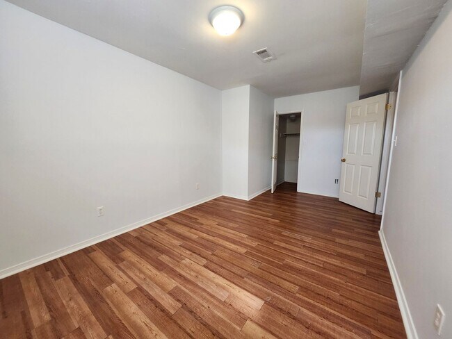 Building Photo - 900-902 West 16th St.