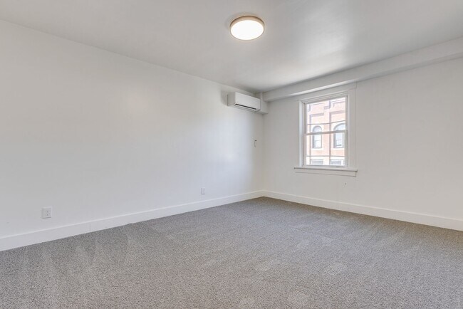Building Photo - 826 E Warrington Ave