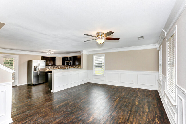 Building Photo - Large Updated 3 Bed / 2.5 Bath Home