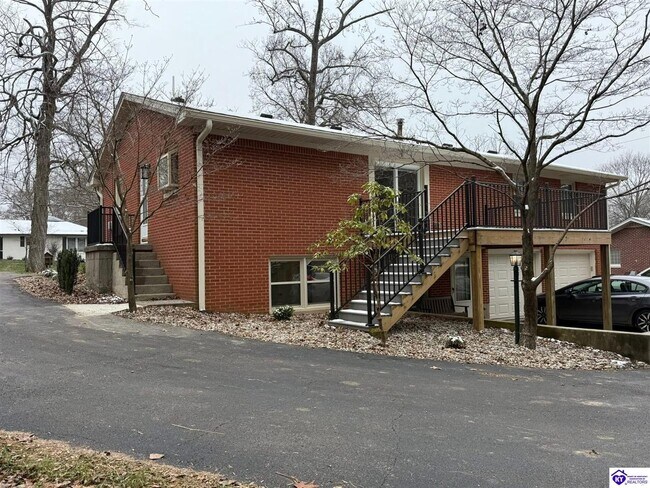 Building Photo - 913 Dogwood Cir