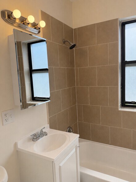Building Photo - 7351 N Damen Ave