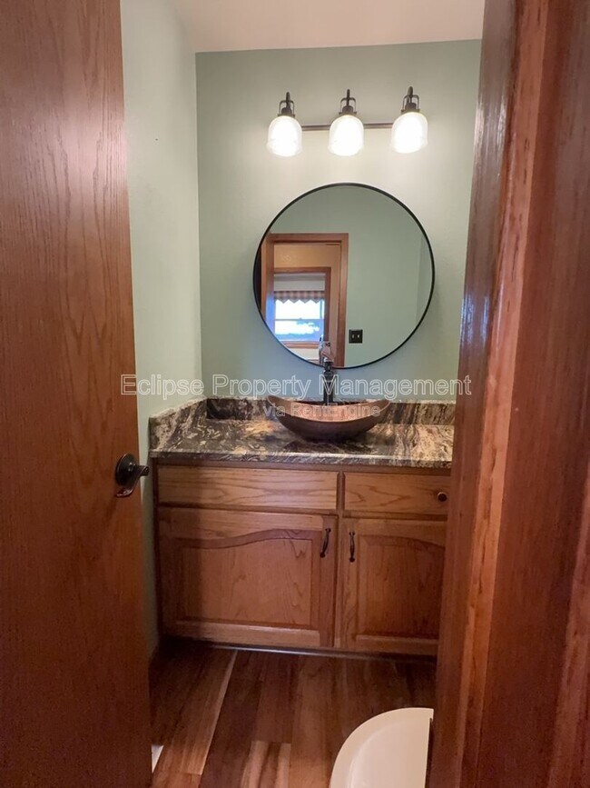 Building Photo - 2737 Sierra Vista Dr