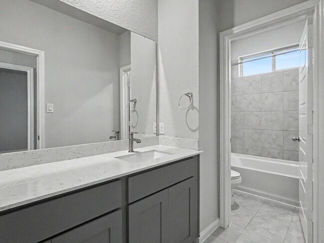 Building Photo - Modern New Braunfels Home with Flexible Upstairs Living Spaces