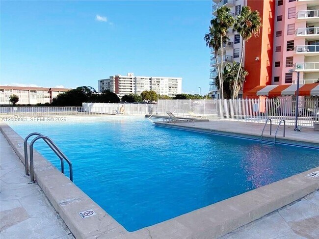 Building Photo - 1351 NE Miami Gardens Dr