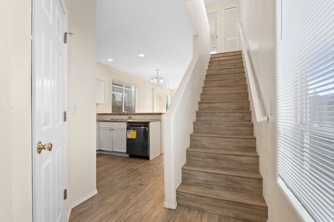 Building Photo - Large 3 bedroom 2.5 Bath Home! Tour Today!