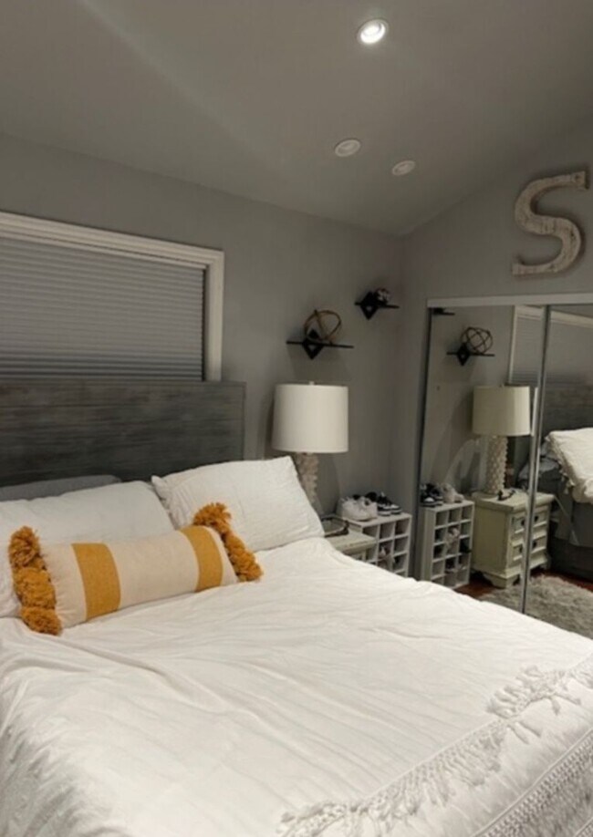Building Photo - Gorgeous Updated 2 Bedroom, 2 bath Condo with 1 car garage For Rent in Pleasanton.