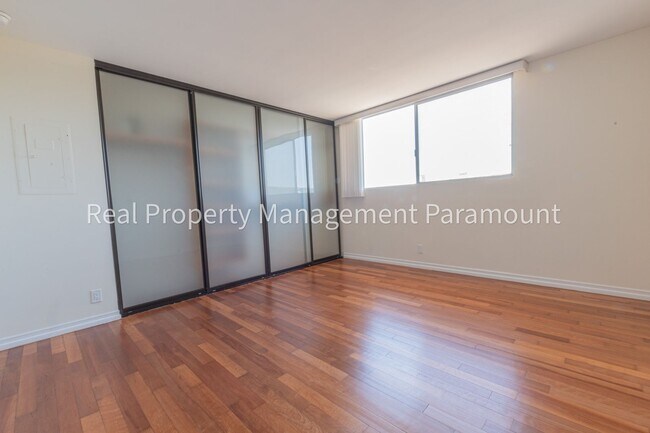 Building Photo - Beautiful One Bedroom Apartment in Los Ang...