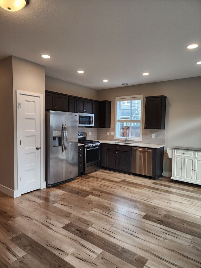 Building Photo - $1,000.00 OFF YOUR FIRST FULL MONTH'S RENT...