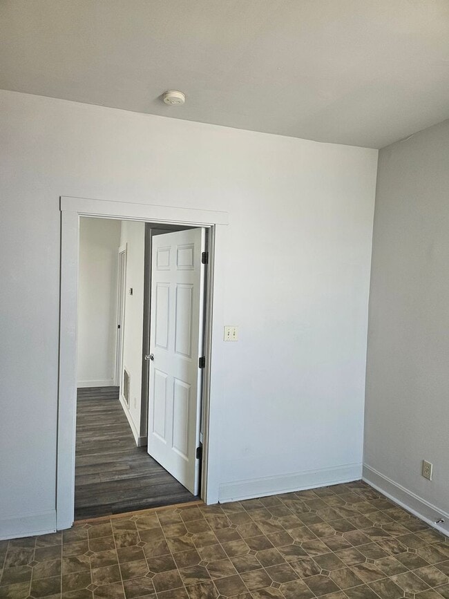 Building Photo - 2 bed apartment with a private back porch