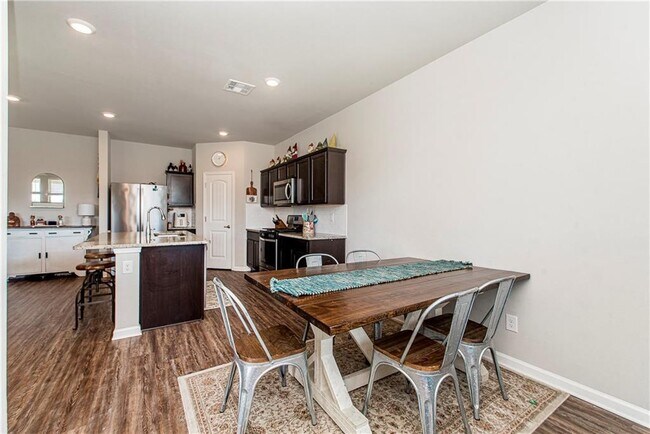 Building Photo - 717 W Lakeshore Landing Dr