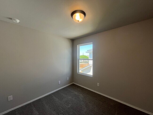 Building Photo - 8615 Valentina Wy