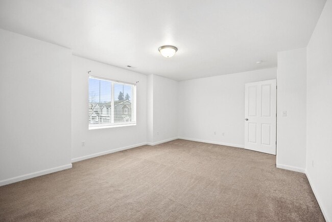 Building Photo - Spacious 4-Bed Puyallup Home For Rent | 3-Car Garage & Quick Commute to JBLM!